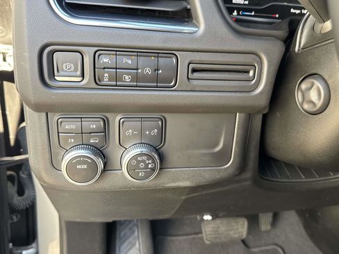 Used 2023 GMC Yukon SLT w/ SLT Luxury Package image 34