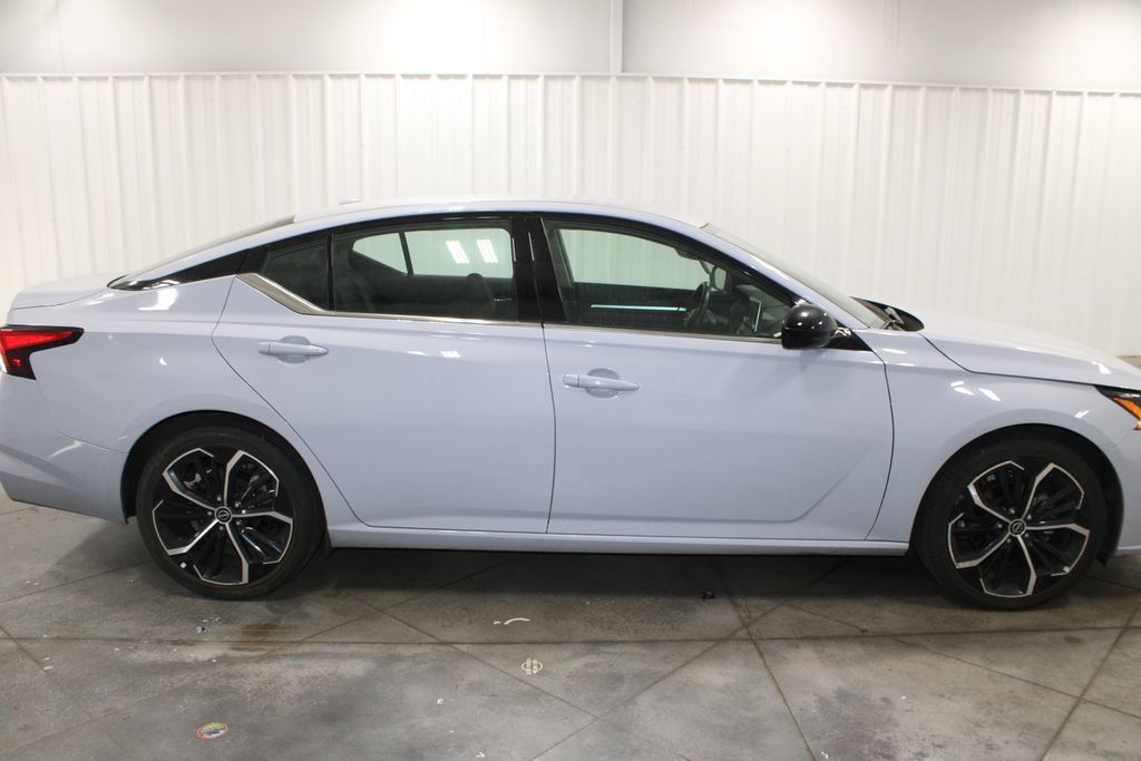 Used 2024 Nissan Altima 2.5 SR FWD image 11