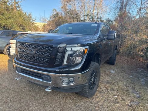 Used 2019 Nissan Titan SL w/ Midnight Edition image 9