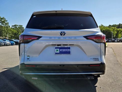 Used 2023 Toyota Sienna Platinum AWD/4WD image 4