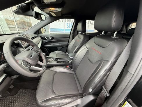 Used 2024 Jeep Compass Trailhawk image 11