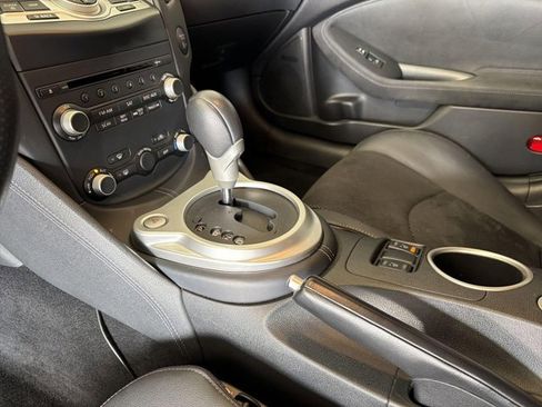 Used 2017 Nissan 370Z Touring RWD image 19