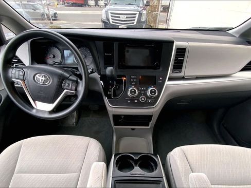 Used 2016 Toyota Sienna LE image 11