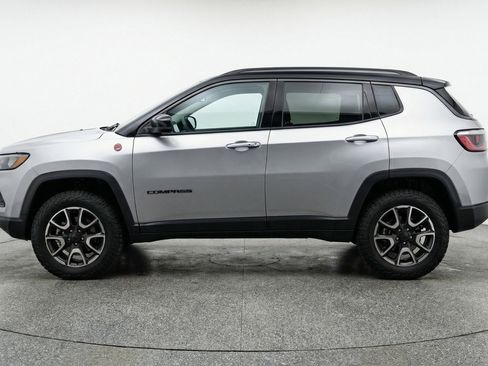 Used 2025 Jeep Compass Trailhawk image 5
