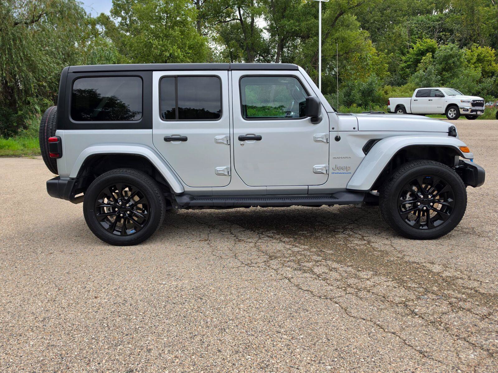 Used 2023 Jeep Wrangler Unlimited Sahara w/ Cold Weather Group AWD/4WD image 6