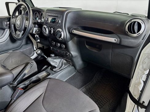 Used 2018 Jeep Wrangler Unlimited Sahara w/ Connectivity Group image 24