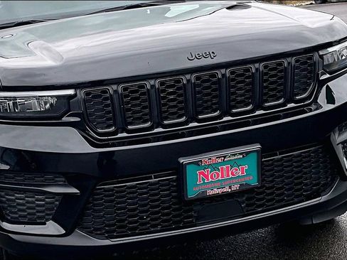 Used 2024 Jeep Grand Cherokee Altitude AWD/4WD image 28
