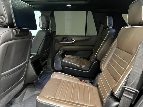 Used 2025 GMC Yukon Denali Ultimate w/ LPO, Floor Liner Package AWD/4WD image 45