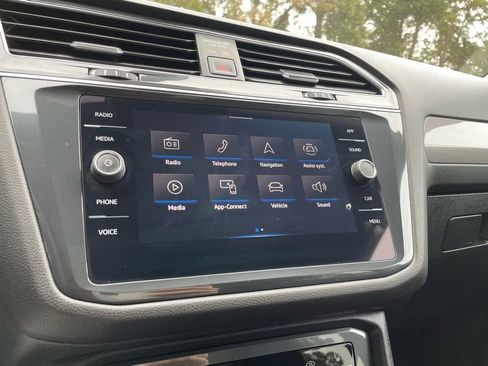 Used 2022 Volkswagen Tiguan SE w/ Panoramic Sunroof Package image 16