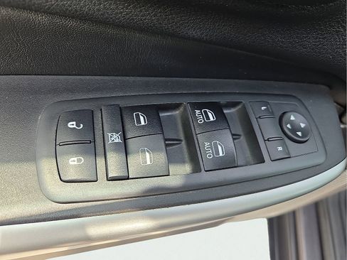 Used 2018 Jeep Cherokee Latitude Plus w/ Comfort/Convenience Group FWD image 15