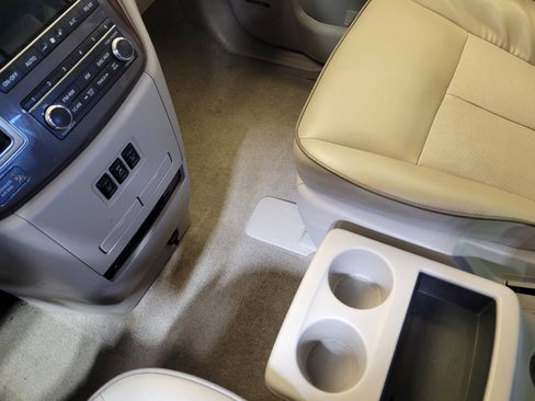 Used 2016 Nissan Quest Platinum image 26