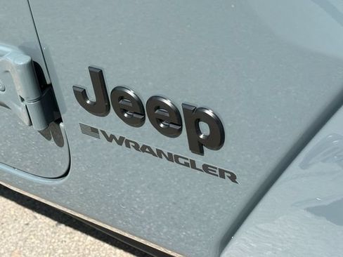 Used 2026 Jeep Wrangler Unlimited Sahara AWD/4WD image 12