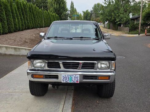 Used 1993 Nissan Pickup SE image 2