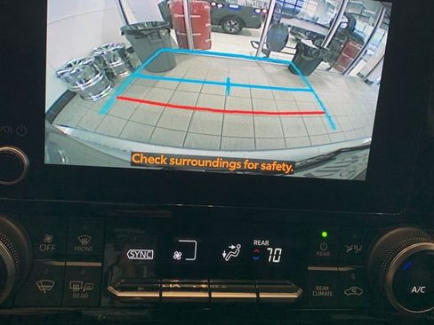Used 2023 Toyota Highlander XLE AWD/4WD image 8
