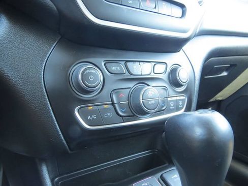 Used 2023 Jeep Cherokee Altitude Lux AWD/4WD image 21