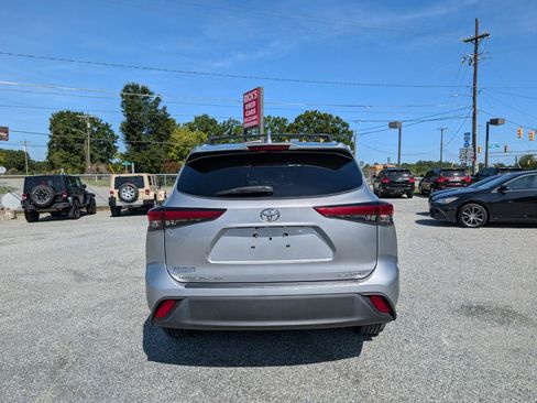 Used 2022 Toyota Highlander XLE AWD/4WD image 8