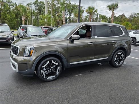 Used 2024 Kia Telluride EX w/ EX Captain's Chair Package image 2