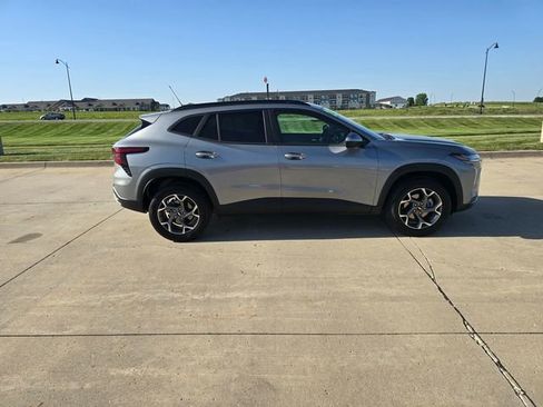 Used 2025 Chevrolet Trax LT w/ LT Convenience Package FWD image 14