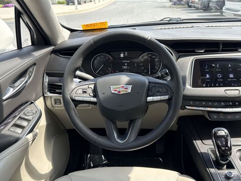 Used 2023 Cadillac XT4 Luxury w/ Cold Weather Package FWD image 16