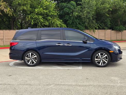 Used 2024 Honda Odyssey Touring image 2