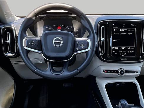 Used 2021 Volvo XC40 T4 Momentum FWD image 6