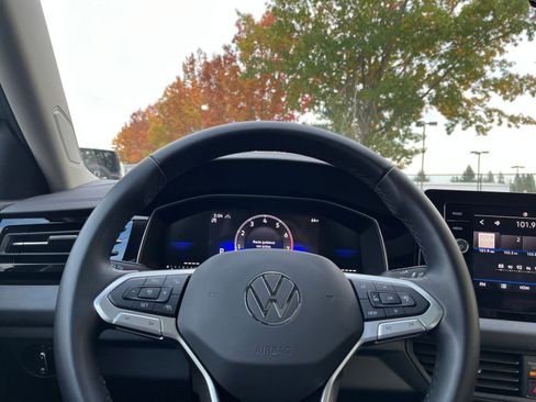 Used 2025 Volkswagen Jetta SE image 28