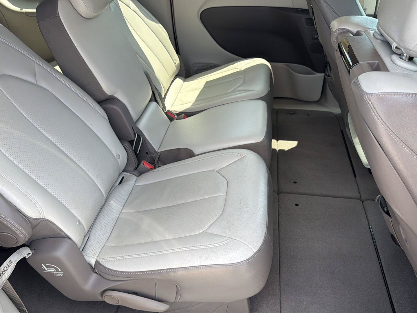 Used 2017 Chrysler Pacifica Touring-L Plus w/ Advanced Safetytec Group FWD image 29