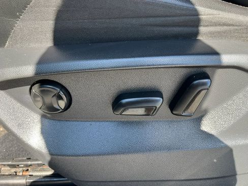 Used 2019 Volkswagen Tiguan SE FWD image 13
