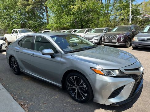 Used 2019 Toyota Camry SE image 3
