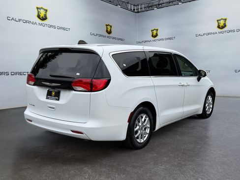 Used 2023 Chrysler Voyager LX FWD image 2