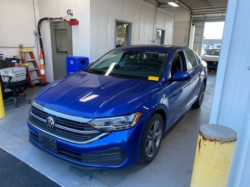 Used 2024 Volkswagen Jetta SE FWD image 2