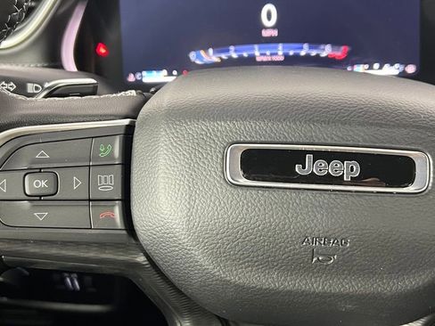 New 2025 Jeep Grand Cherokee Laredo image 8