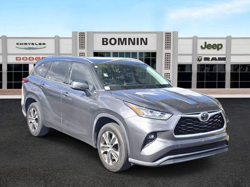 Used 2020 Toyota Highlander XLE image 2