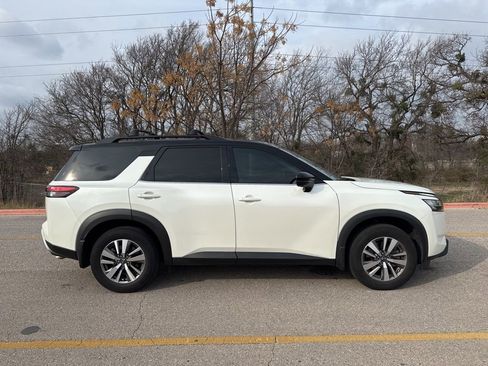 Used 2022 Nissan Pathfinder SL w/ SL Black Package image 4