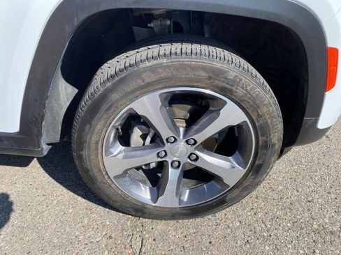 Certified 2023 Jeep Grand Cherokee Laredo image 15