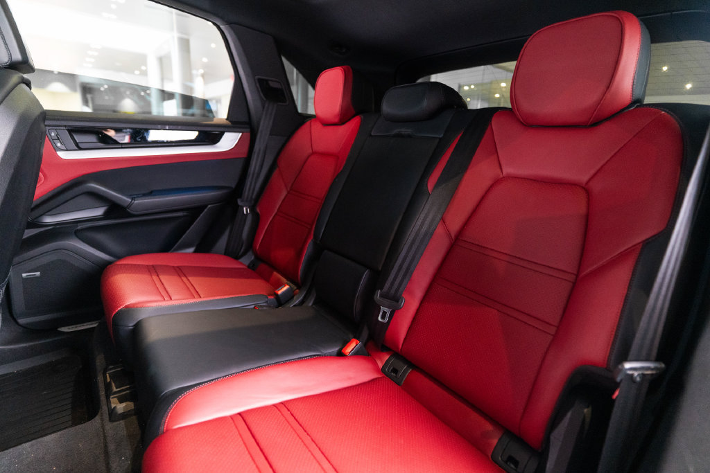 Certified 2025 Porsche Cayenne AWD/4WD image 34