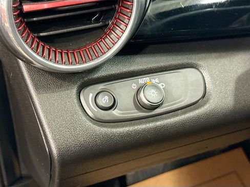 Used 2025 Chevrolet Trax RS w/ Sunroof Package image 11