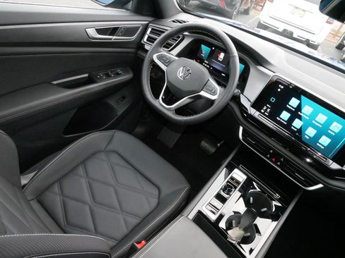 Certified 2025 Volkswagen Atlas Cross Sport SE image 9