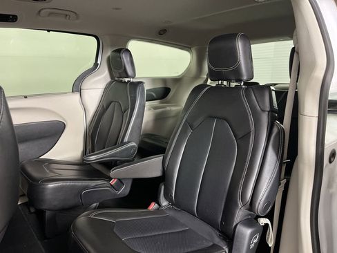 Used 2023 Chrysler Pacifica Touring-L image 21