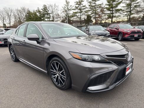 Used 2021 Toyota Camry SE image 3