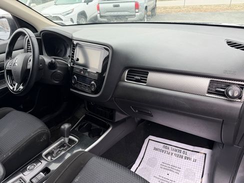 Used 2018 Mitsubishi Outlander SE AWD/4WD image 19