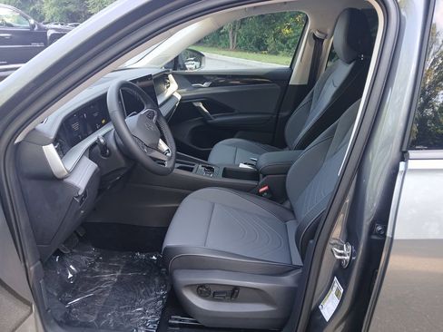 New 2025 Volkswagen Tiguan SE image 9