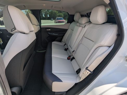 New 2026 Nissan Leaf Platinum+ w/ Cargo Package (Platinum+) FWD image 10