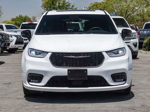 Used 2024 Chrysler Pacifica Premium FWD image 2