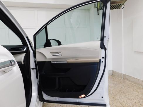 Used 2021 Toyota Sienna XLE image 89