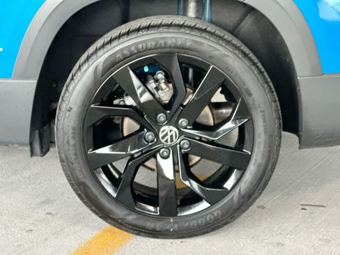Certified 2024 Volkswagen Taos SE FWD image 11
