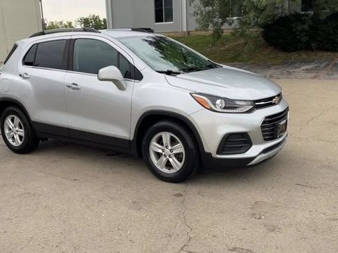 Used 2019 Chevrolet Trax LT w/ LT Convenience Package FWD image 2