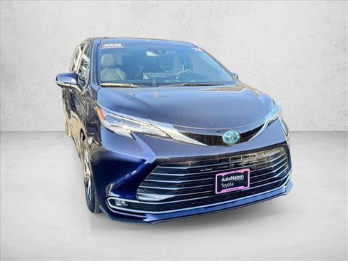Used 2025 Toyota Sienna Platinum image 3