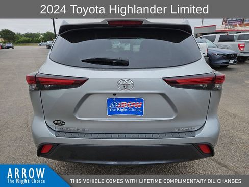 Used 2024 Toyota Highlander Limited FWD image 11