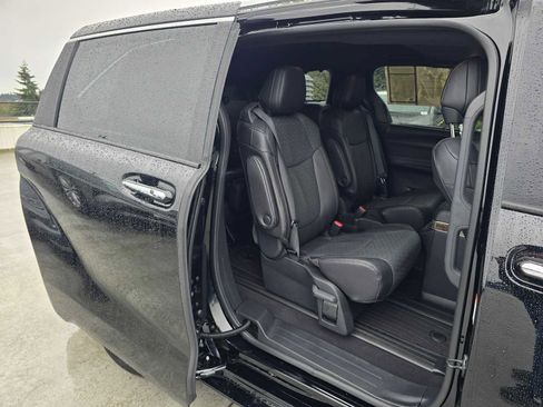 Used 2025 Toyota Sienna Platinum image 14